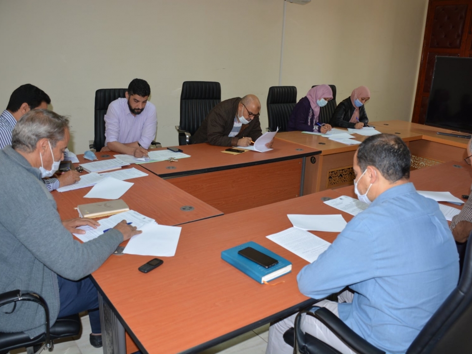 عقدت لجنة التهيئة الحضرية والتعمير وإعداد التراب والبيئة برئاسة السيد محمد حمسك عقدت لجنة التهيئة الحضرية والتعمير وإعداد التراب والبيئة برئاسة السيد محمد حمسك