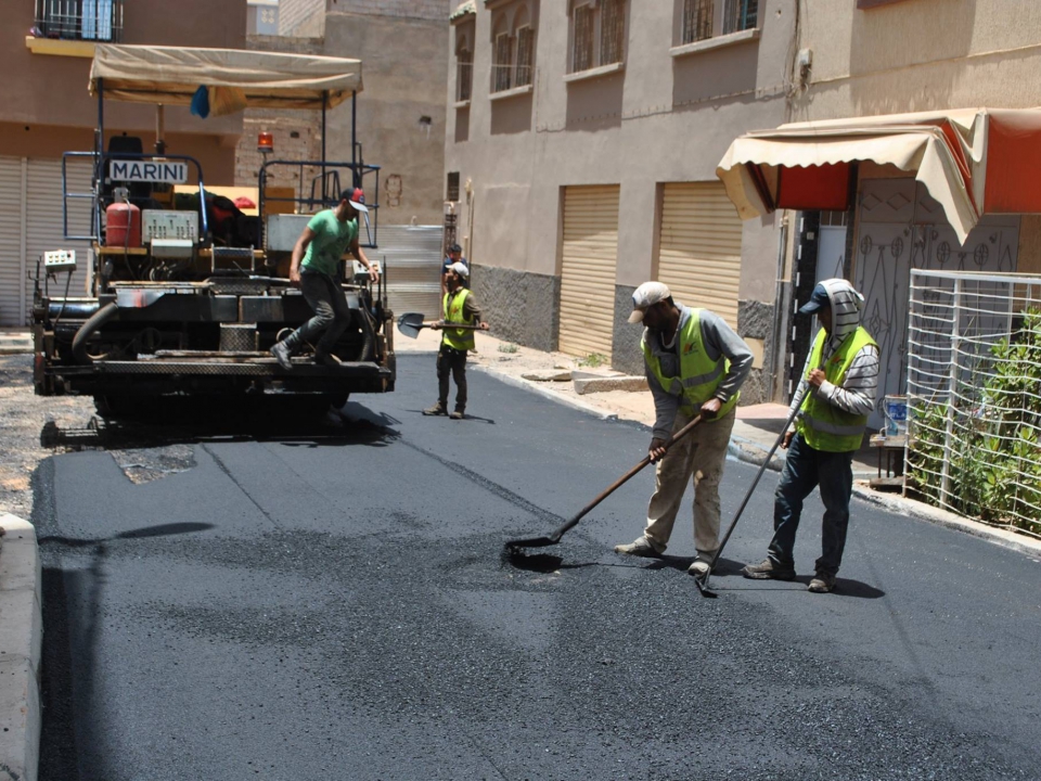 تكسية الطريق المتواجدة بزنقة الأطلس الصغير بشارع القيروان