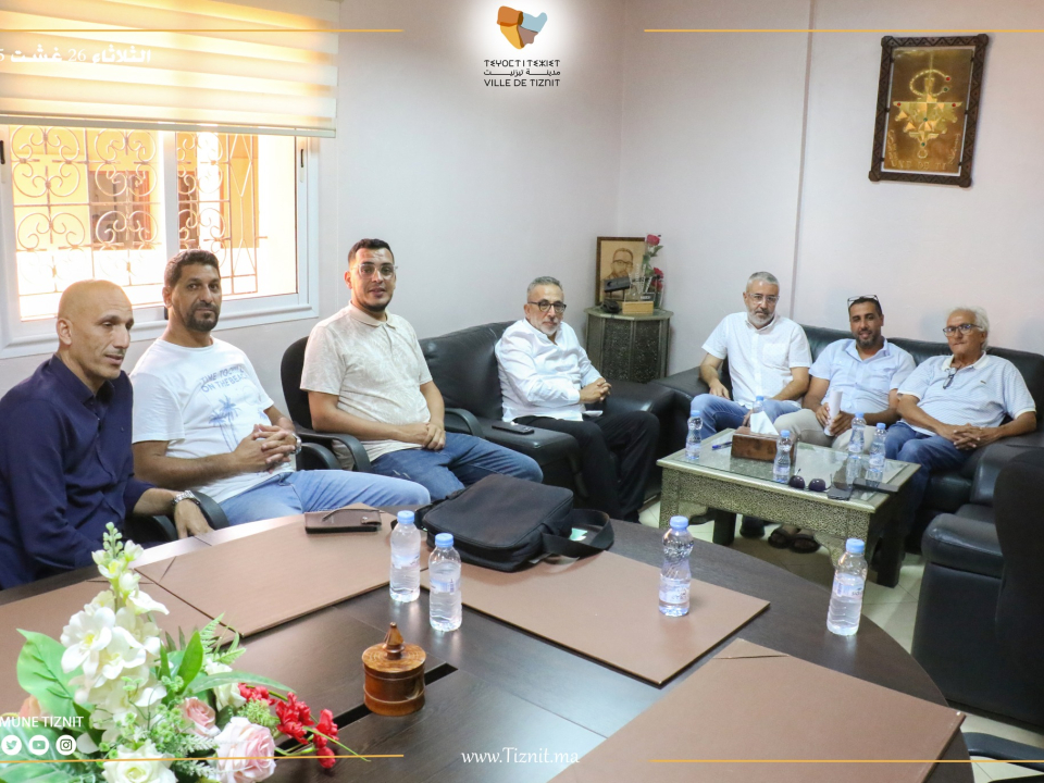 رئيس الجماعة يجتمع برئيس نادي أمل تيزنيت لكرة القدم و أعضاء من المكتب الاداري،استعداداً لانطلاق الموسم الرياضي الجديد رئيس الجماعة يجتمع برئيس نادي أمل تيزنيت لكرة القدم و أعضاء من المكتب الاداري،استعداداً لانطلاق الموسم الرياضي الجديد