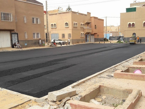 أشغال تهيئة مجموعة من شوارع المدينة و تكسيتها